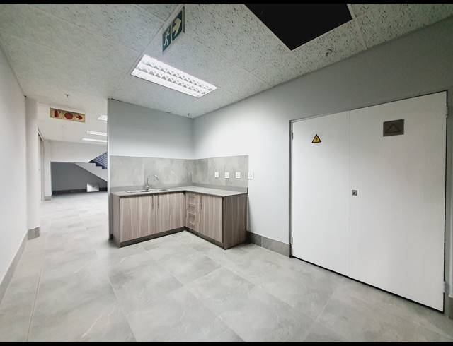 7,821M² WAREHOUSE TO LET IN KOSMOSDAL